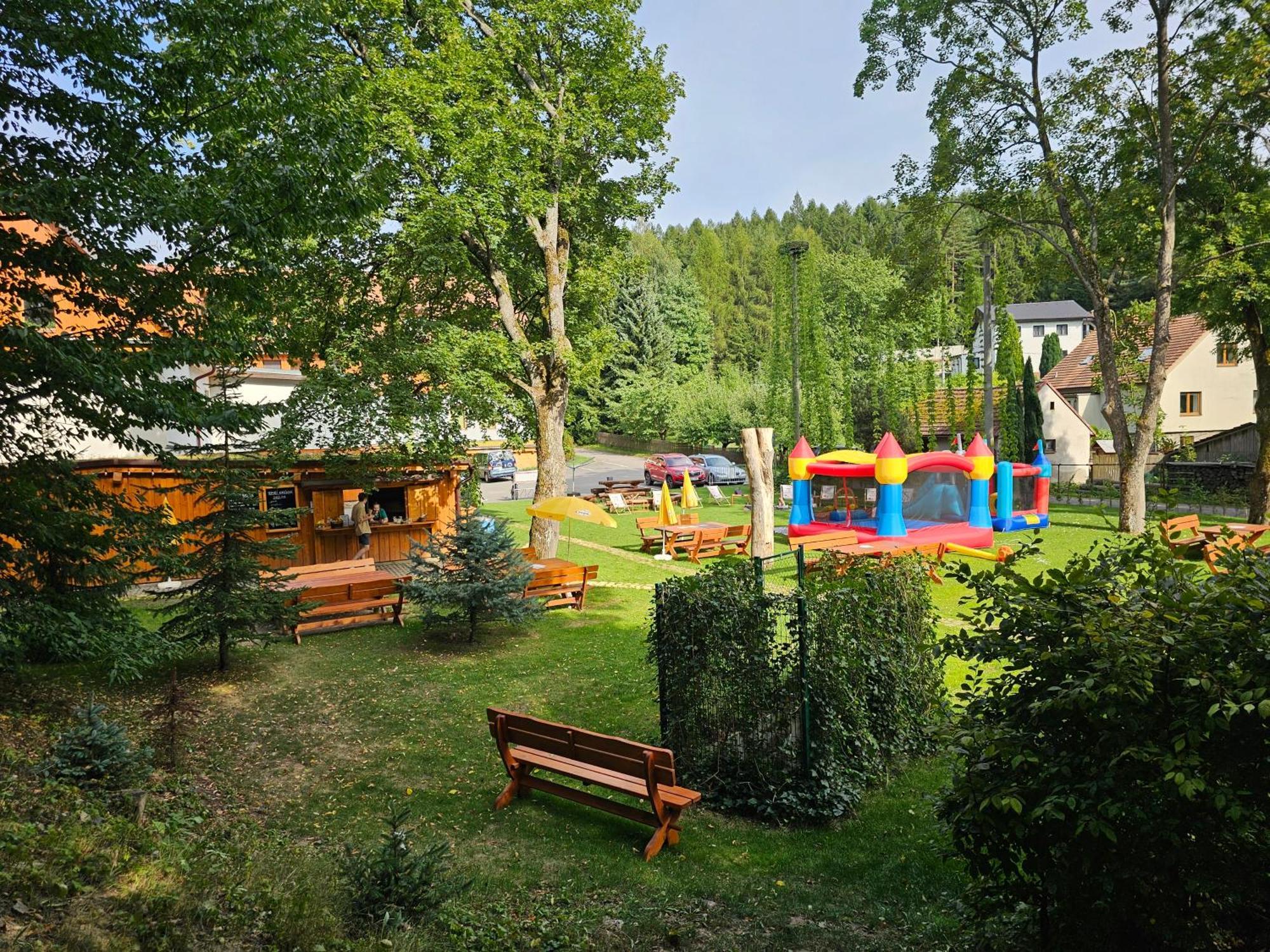 Balonovy Hotel A Pivovar Radesin Bagian luar foto