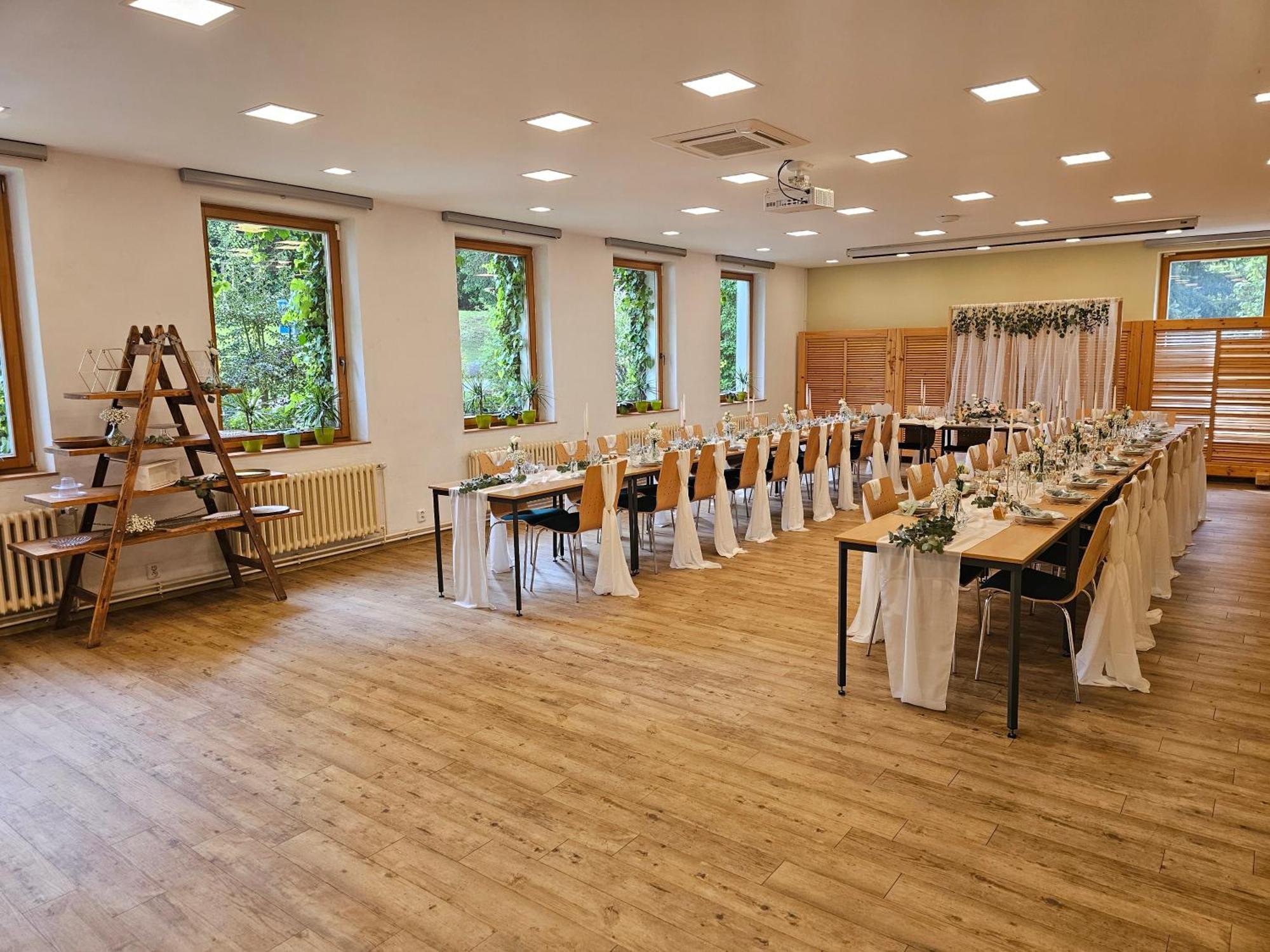 Balonovy Hotel A Pivovar Radesin Bagian luar foto