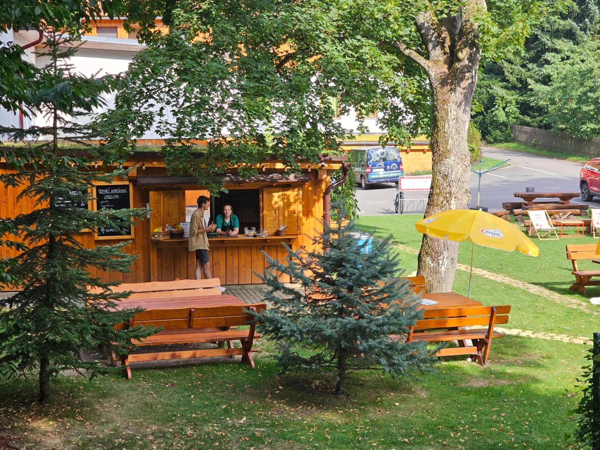 Balonovy Hotel A Pivovar Radesin Bagian luar foto