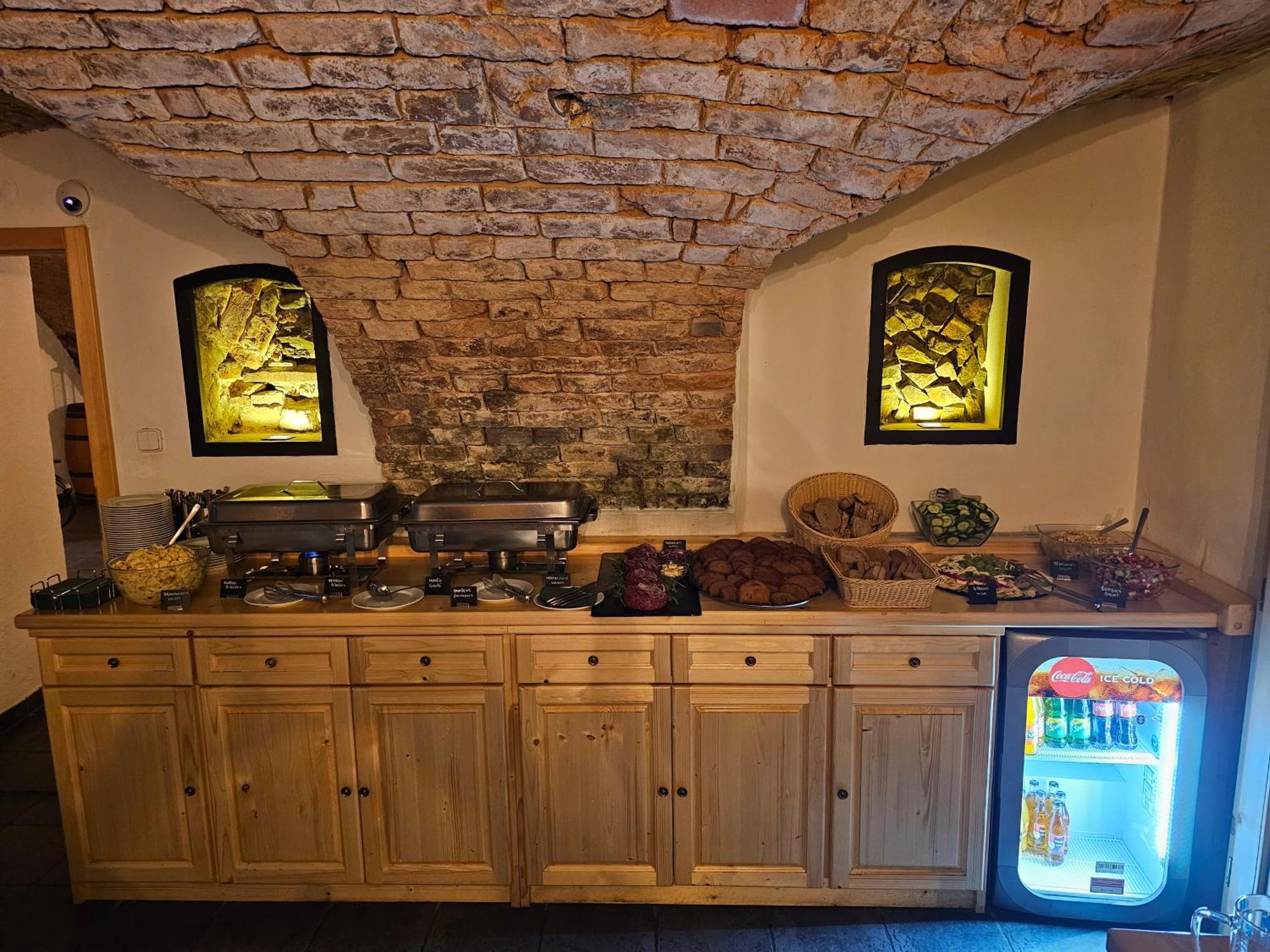 Balonovy Hotel A Pivovar Radesin Bagian luar foto